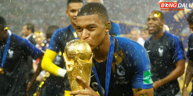 Kylian Mbappe ăn mừng chức vô địch World Cup cùng Những Chú Gà Trống Gô Loa