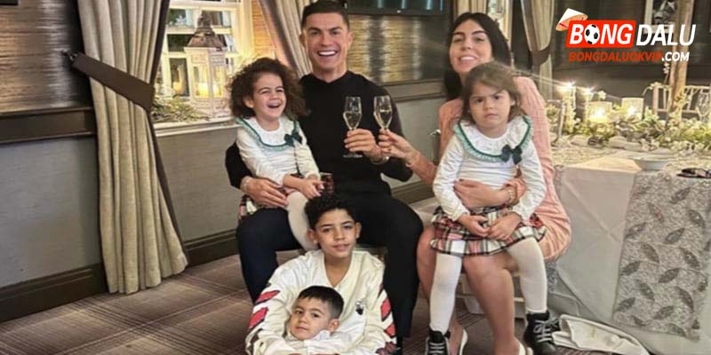 Ronaldo bên cạnh gia đình nhỏ của mình